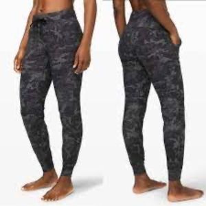Lululemon Ready To Rulu Pant in Incognito Camo HTR/Black Size 6